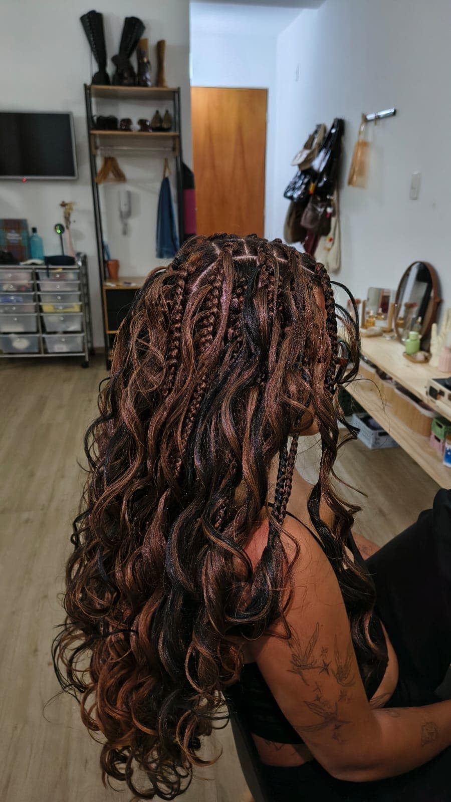 Trança boho french curl com cachos em tom marrom, trabalho da Malu Braid